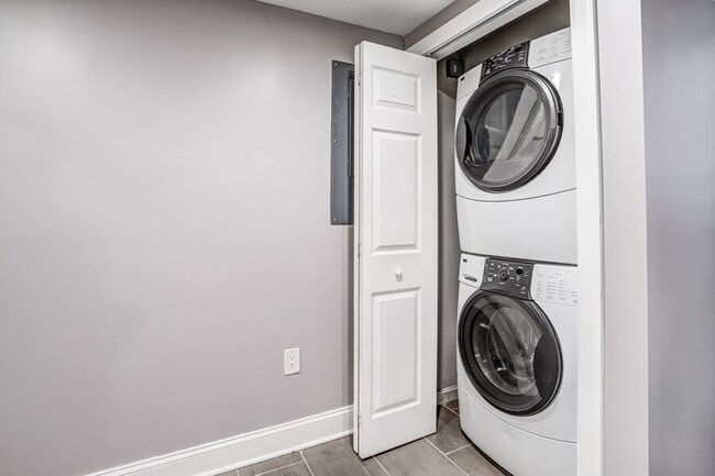 Building Photo - 812 Burns St SE