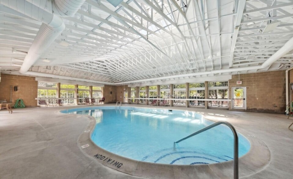 Building Photo - 734 N Gary Ave