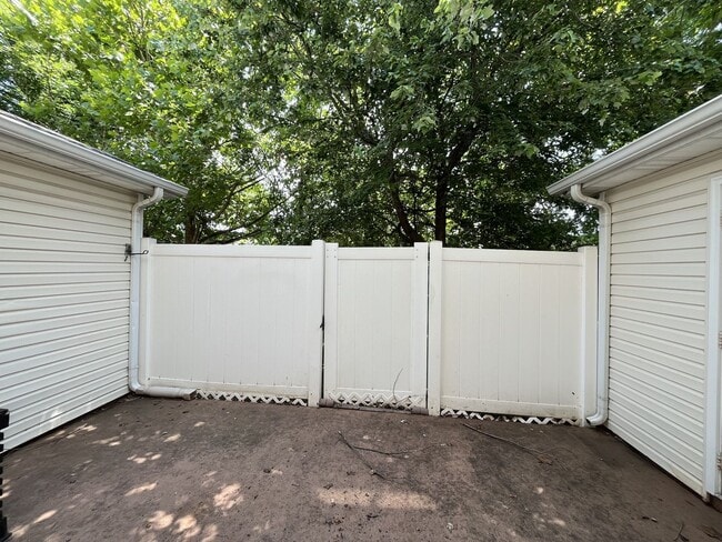 Building Photo - Great townhouse for rent in Murfreesboro!