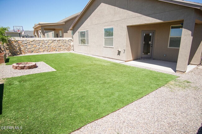 Building Photo - 6016 Hidden Acres Dr