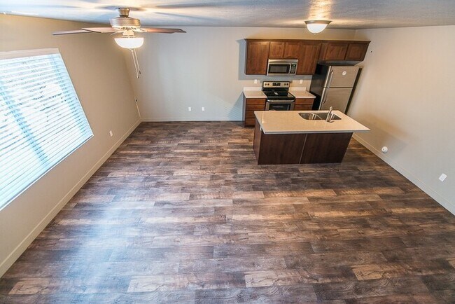 Building Photo - Townhome with 2-Car Garage!