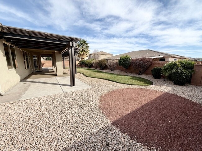 Building Photo - Beautiful 4 bed 2.5 bath Home!