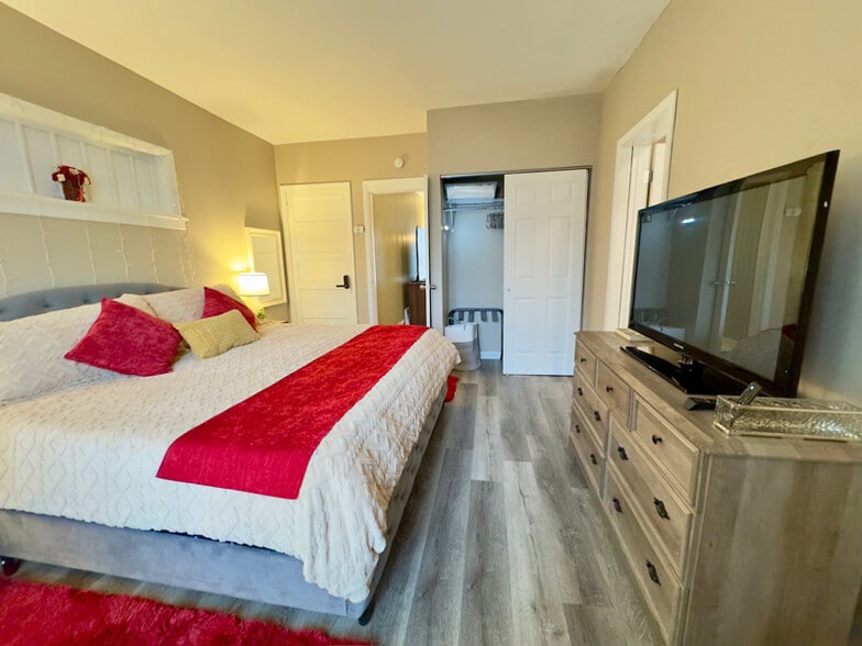 Building Photo - 922 W Broadway St