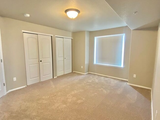 Building Photo - West Greeley Spacious Townhome With New Carpet!