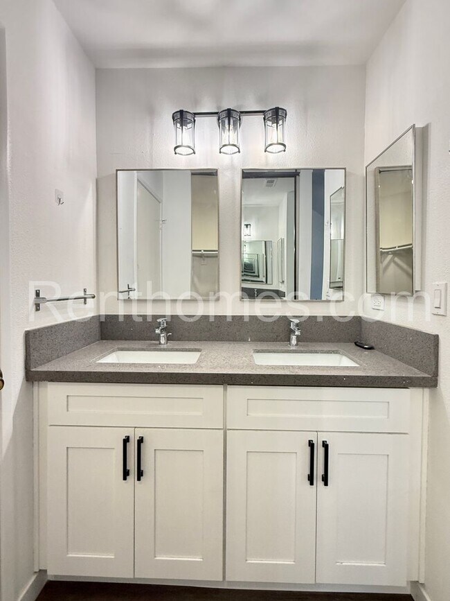 Building Photo - 9352 Twin Trails Dr