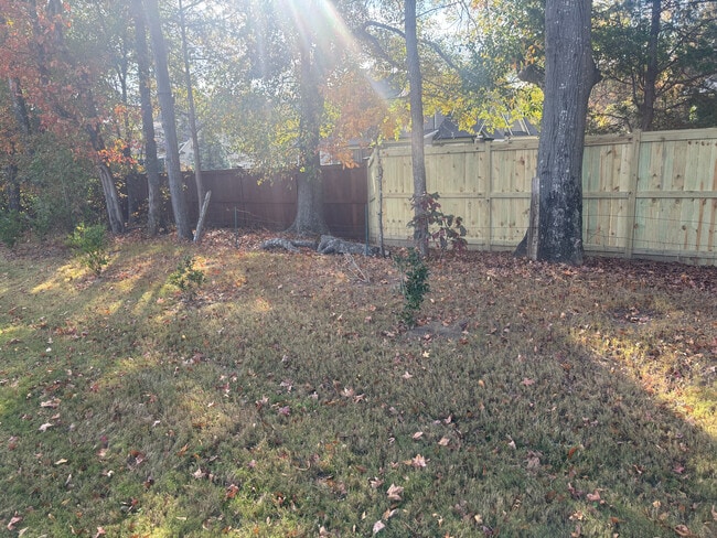 Building Photo - Room in House on Hedge Maple Dr