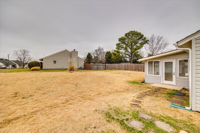 Building Photo - "Fully Furnished Charming 3-Bedroom Home i...