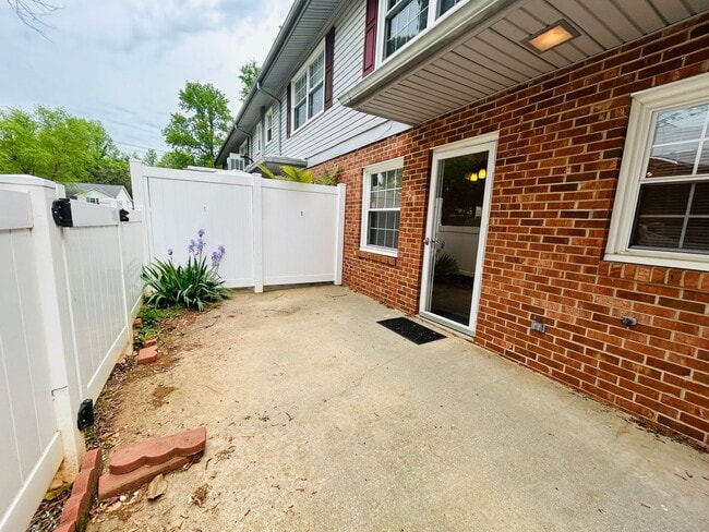 Building Photo - Charming 2 bedroom, 2.5 bathroom townhome in Greensboro w/2 master-suites/community pool