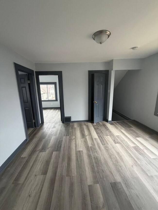 Building Photo - 4 bedroom 2 full bathroom!