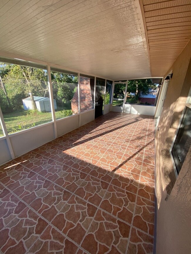 Building Photo - 3/2/2 great location