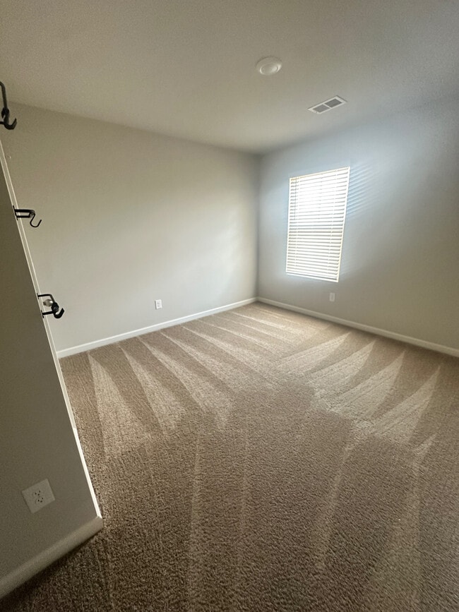 Building Photo - Room in House on Toronto Cir