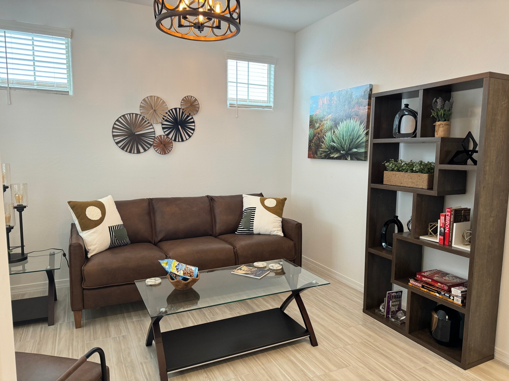 Sitting Room with queen sofa bed - 9052 W Georgia Ave