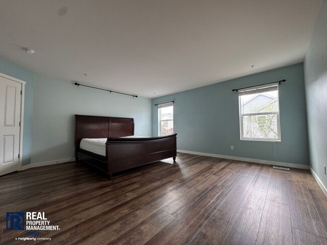 Building Photo - Spacious 5-Bedroom Home with 3-Car Garage & Fenced Yard in Kent!!