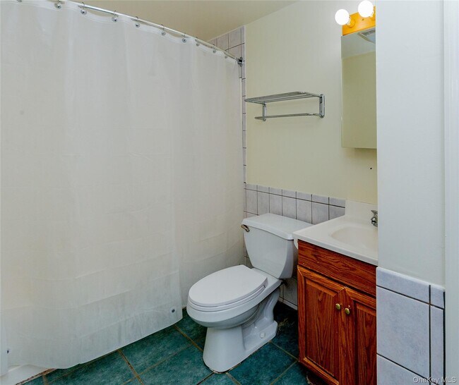 Building Photo - 24 Crescent Dr