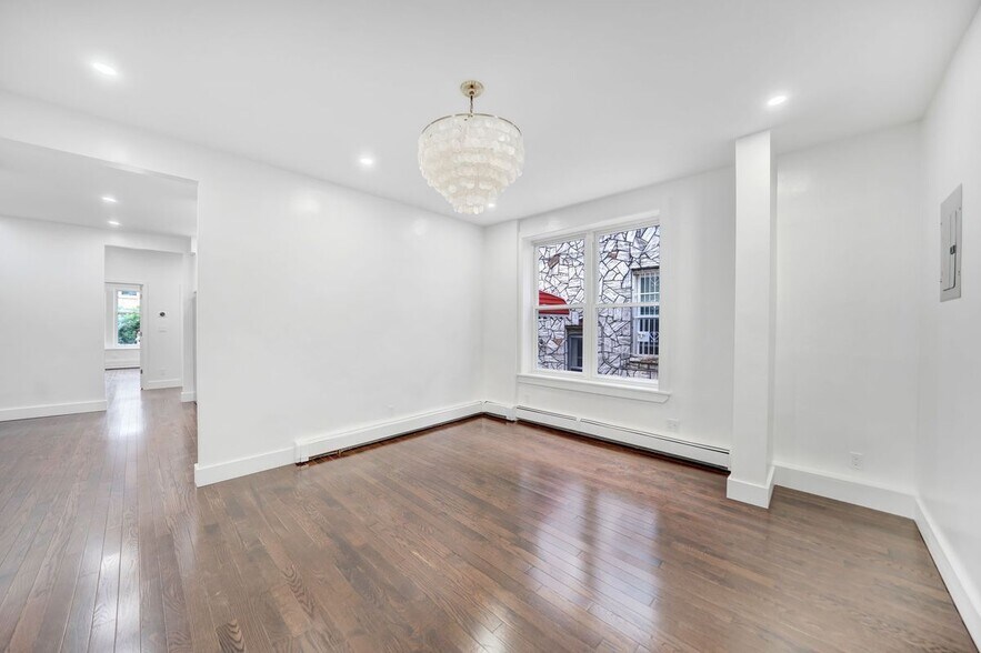 Building Photo - 251 E 46th St