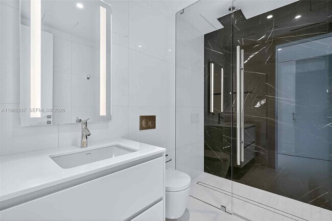 Building Photo - 300 Biscayne Blvd Way