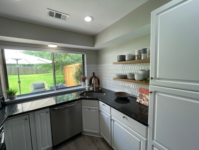 Building Photo - 10200 Quail Valley Blvd