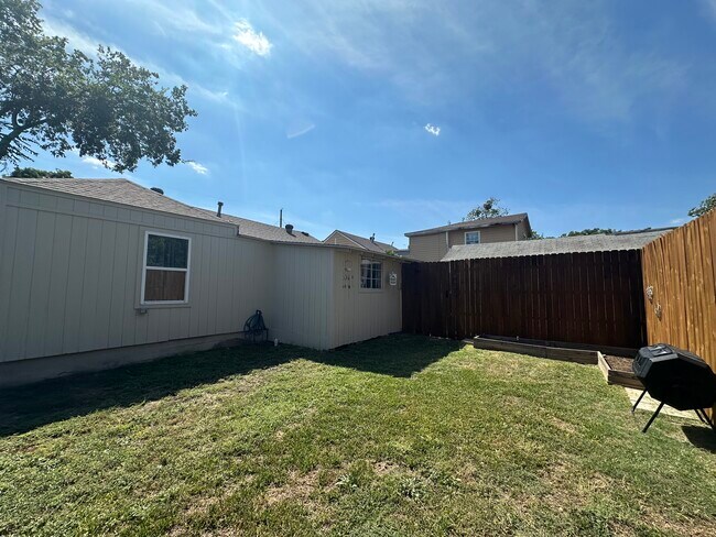 Building Photo - 7115 Parkdale Dr