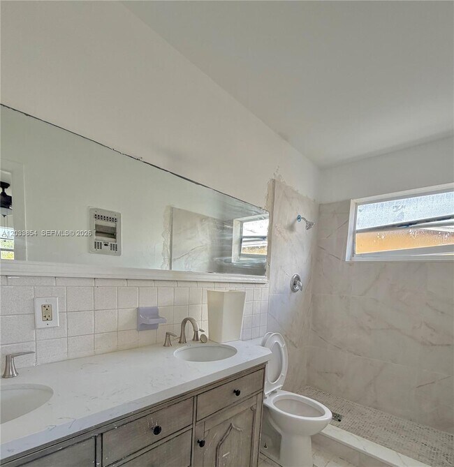 Building Photo - 4540 SW 43rd Ave