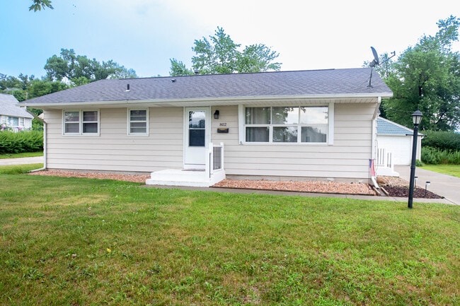 Primary Photo - 802 40th St SE