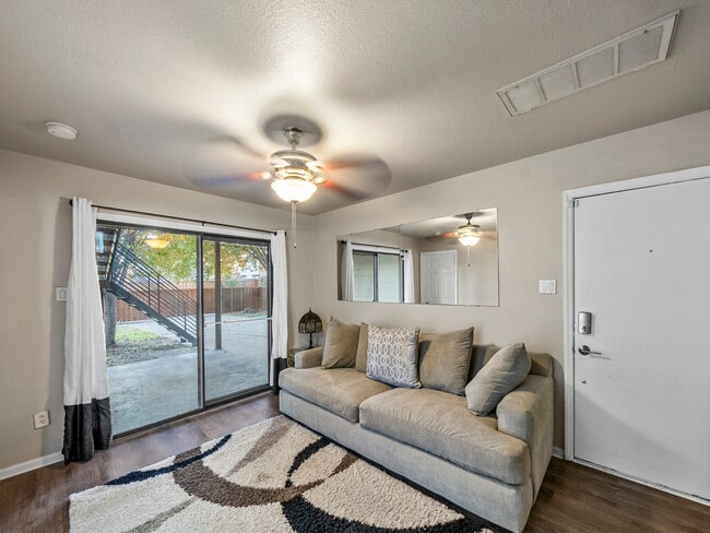 Building Photo - 2301 Summit Dr