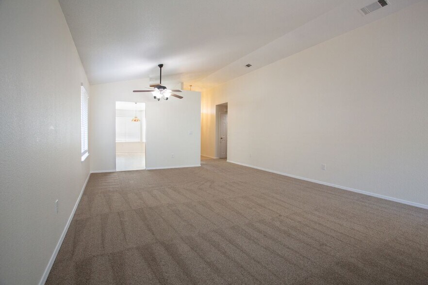 Building Photo - 767 Raven Dr