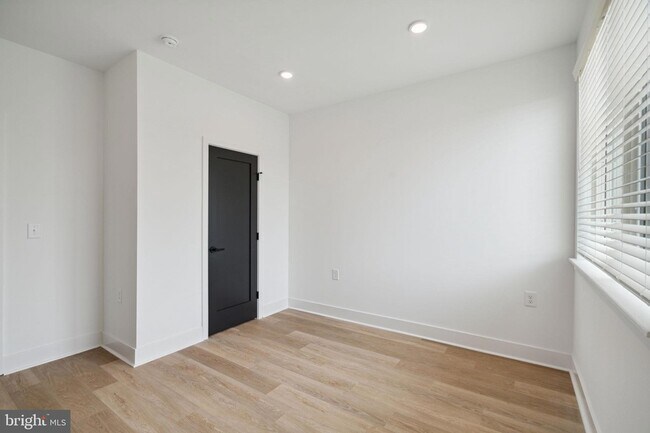 Building Photo - 1419 W Grange Ave