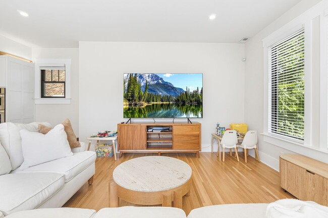 Building Photo - Luxury Downtown Home