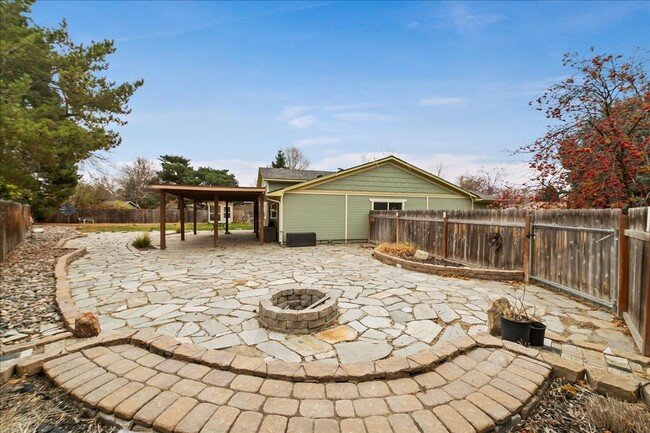 Building Photo - Beautiful Tri-Level in South Boise!