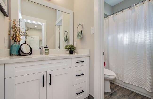 Building Photo - 1221 W Tidwell Rd