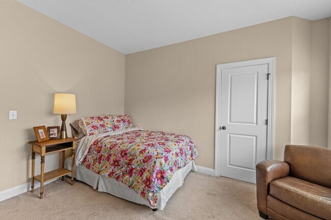 Building Photo - Gorgeous 3 Bedroom Townhome w/ Premium Fin...