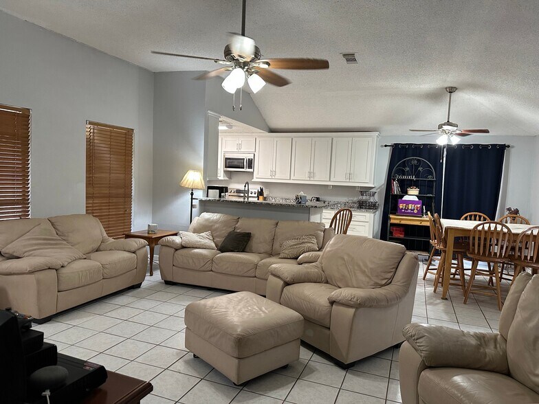 Building Photo - 25119 Thrushwood Ln