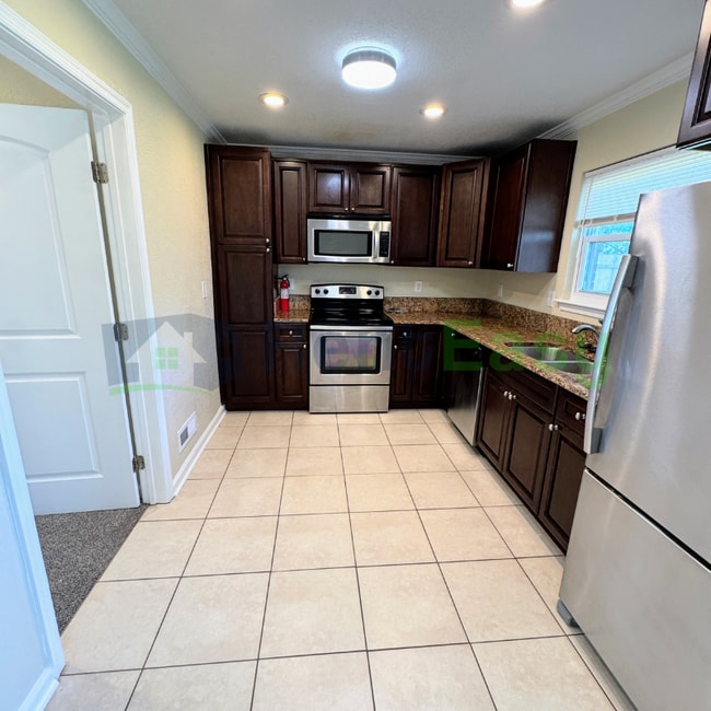 Building Photo - 949 Redwood Cir