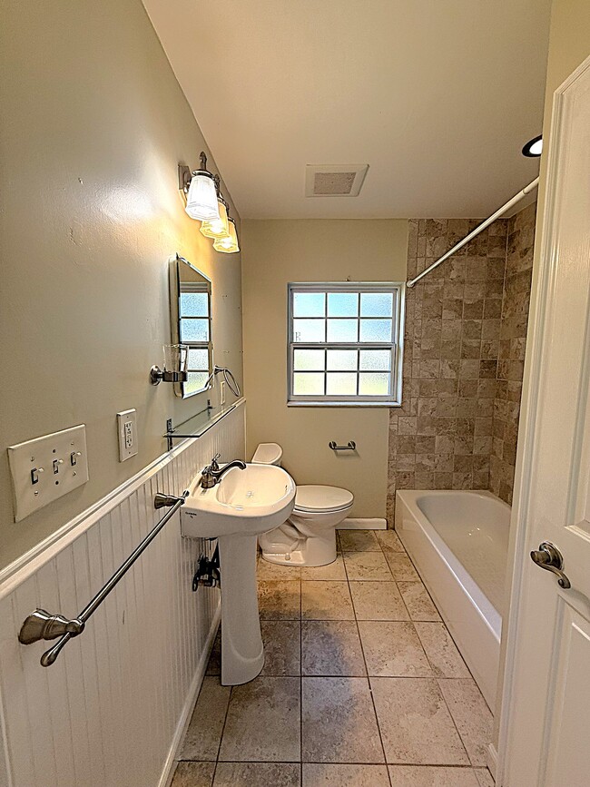 Building Photo - 3000 Knollwood Cir