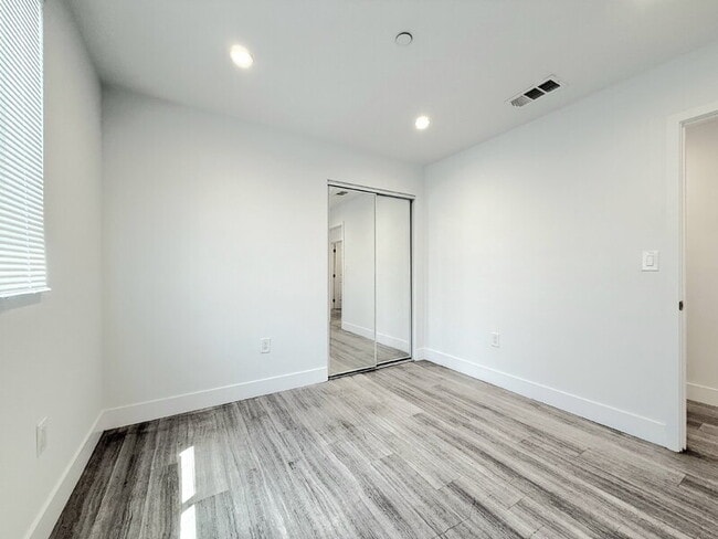 Building Photo - 827 E 74th St