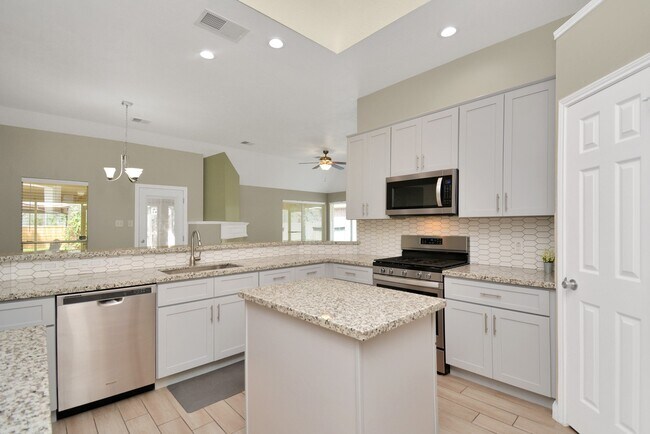 Building Photo - 13339 Yaupon Holly Ln
