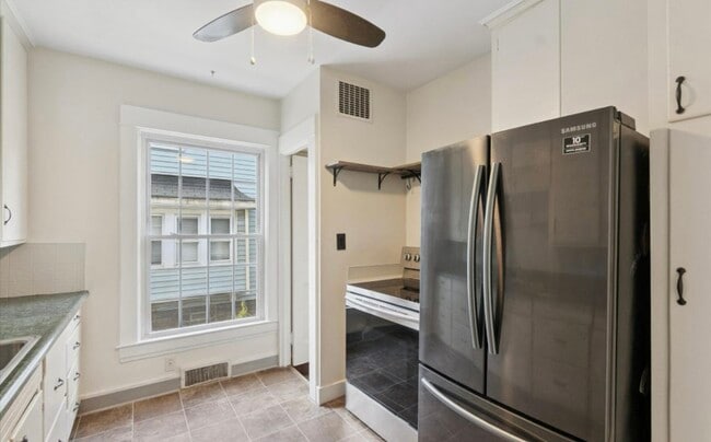 Building Photo - 506 W Oakland Ave