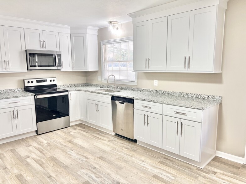 Building Photo - 925 Southgate Dr