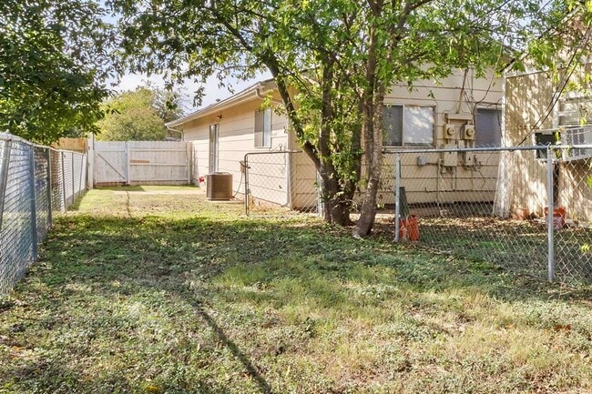 Building Photo - 2405 Parker Cir