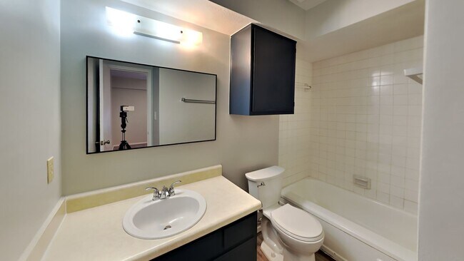 Building Photo - Start your new year in this 2 bedroom, 2.5 bath home located in Shadow Mountain Condominiums!