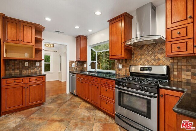Building Photo - 828 N Crescent Heights Blvd