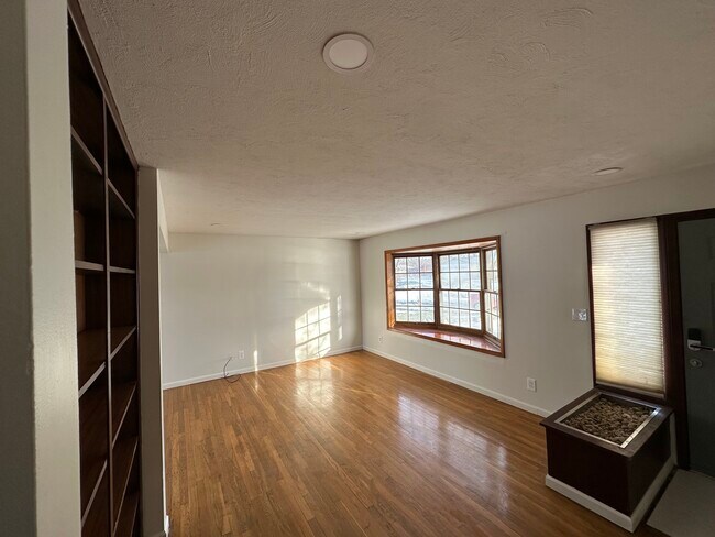 Building Photo - Brinwood Property APT A