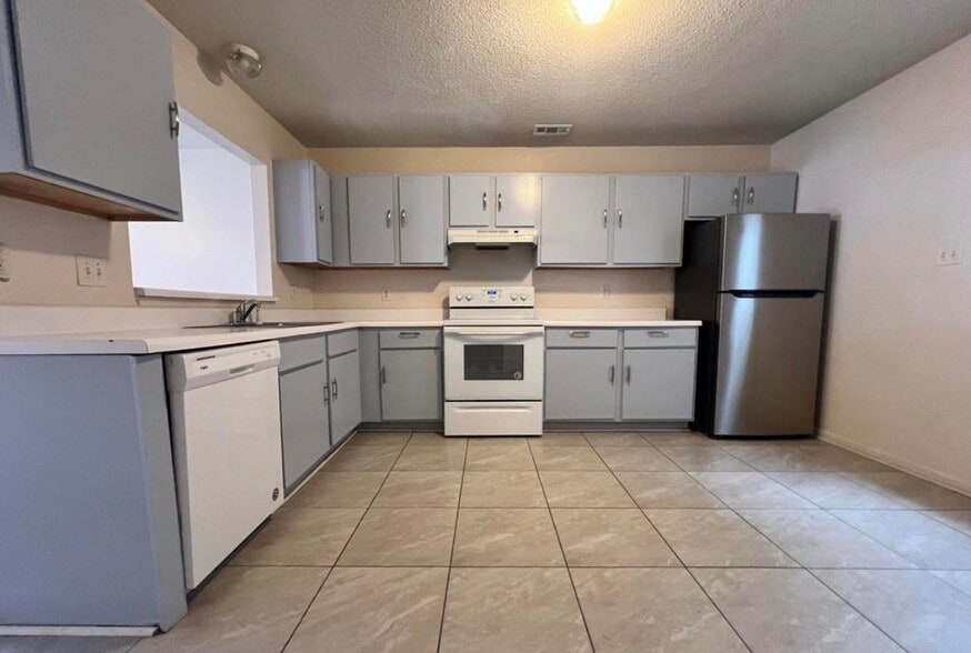 Building Photo - 968 W Pueblo Dr