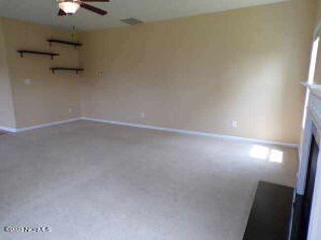 Building Photo - 4 Bedroom 2.5 Bathroom home located in Carolina Subdivision