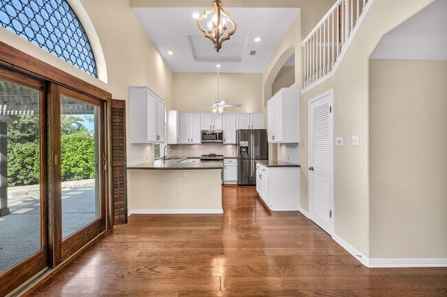 Building Photo - 6806 Thistle Hill Way