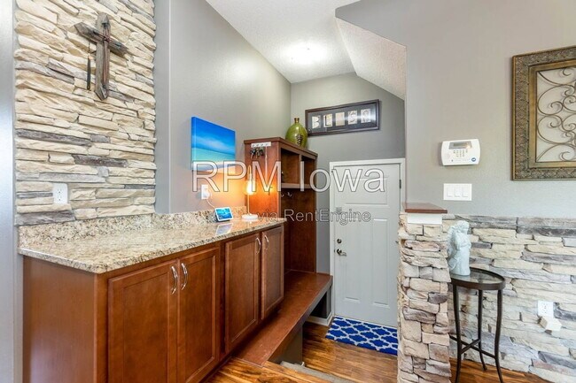 Building Photo - 1651 SW Arlan Dr