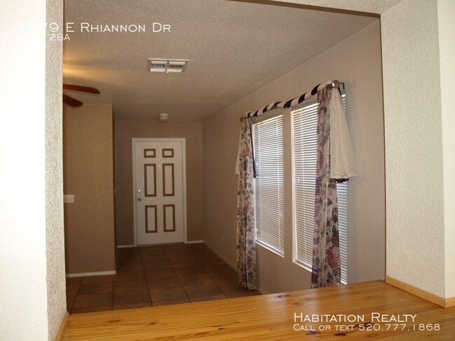 Building Photo - 3 Bedroom Home in Pantano Heights w/ Pool
