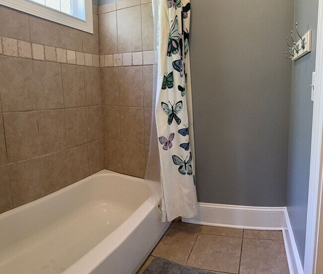 Building Photo - 4 BED/2 BATH PRIVATE DECATUR ESTATE FOR LE...