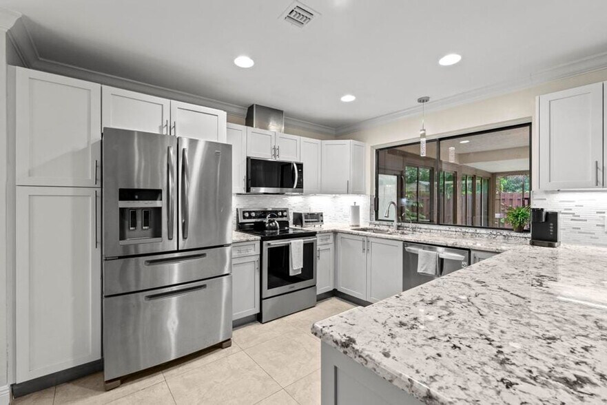 Building Photo - 13575 Columbine Ave