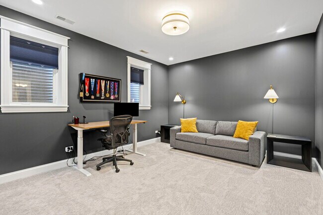 Building Photo - 4322 N Hermitage Ave